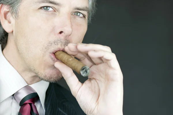 Üzletember dohányzik szivart — Stock Fotó