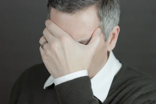 Mann mit Migräne bedeckt Augen — Stockfoto