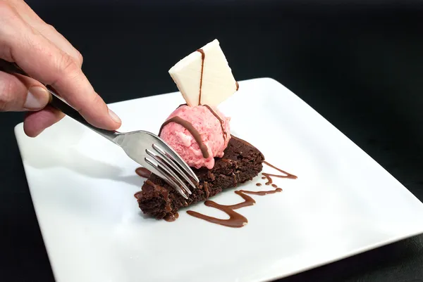 Får en smak av Brownie med bringebær-iskrem – stockfoto