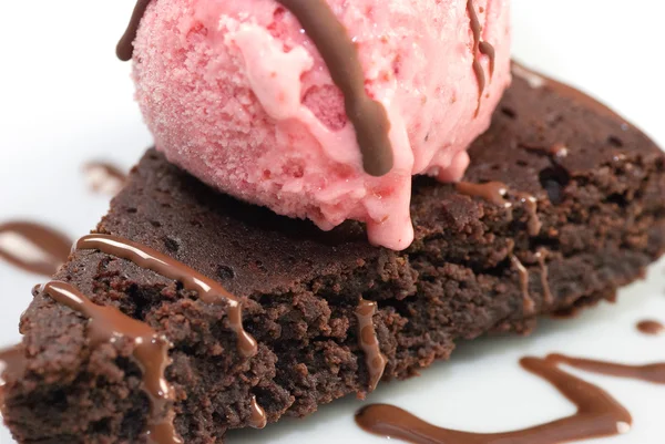 Brownie con helado de frambuesa, Cerca — Foto de Stock