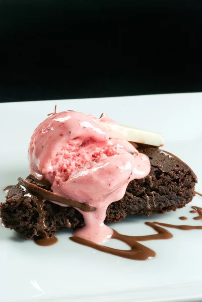 Brownie med hallon glass smälter — Stockfoto