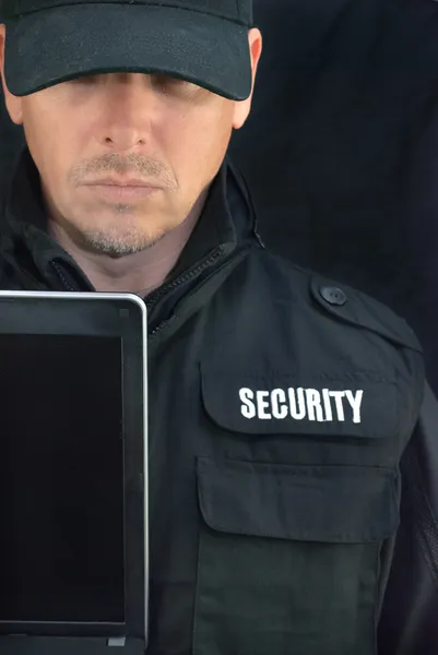 Security hält Laptop-Display an Kamera — Stockfoto