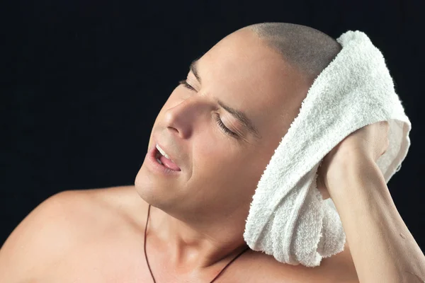 Man Towel Dries Newly Shaved Head — Stock Photo, Image