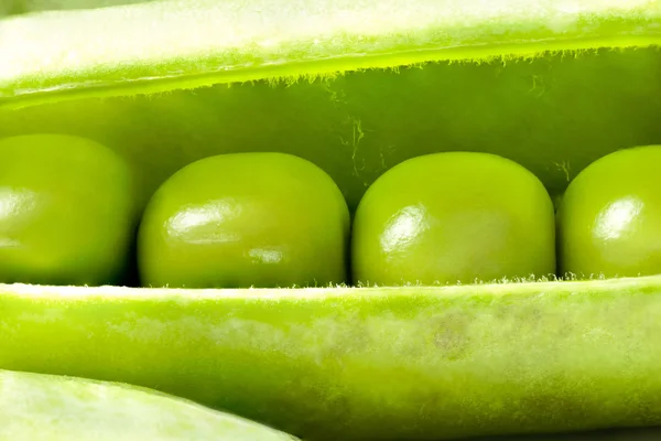 Offene frische Erbsenschote, Makro — Stockfoto