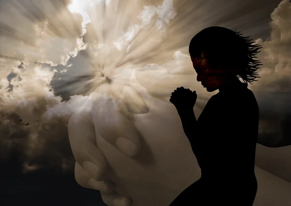 Kadın dua eden siluet — Stok fotoğraf