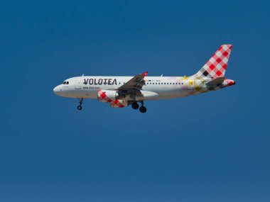 Heraklion, Yunanistan - 20 Ağustos 2021 - Yunanistan 'ın Girit adasındaki Heraklion havaalanına iniş yapmak üzere HB-JCL numaralı bir Airbus 319-100 Volotea