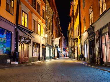 Stockholm, İsveç - 17 Ekim 2021 İsveç 'in başkenti Stockholm' deki Stadsholmen Adası 'ndaki eski Gamla Stan kasabasında bir ara sokak / sokak
