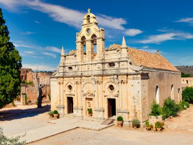 Arkadi, Yunanistan - 19 Ağustos 2020 - Yunanistan 'ın Girit adasındaki ünlü Arkadi Manastırı' ndaki tarihi manastır