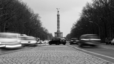 Berlin, Almanya - 19 Ocak 2019 - Strae des 17. Juni 'nin trafiği ve Berlin' deki ünlü Zafer Kolonu - siyah ve beyaz sho)