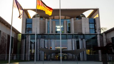 Berlin, Almanya - 18 Nisan 2018 - Berlin 'deki Federal Başbakanlık önünde bayrak sallama