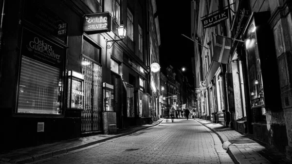 Stockholm, İsveç - 17 Ekim 2021 - İsveç 'in başkenti Stockholm' deki Stadsholmen Adası 'ndaki eski Gamla Stan kasabasında bir ara sokak / sokak)