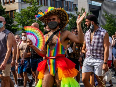 Berlin, Almanya - 24 Temmuz 2021 - Christopher Caddesi Günü kalabalığının içinde