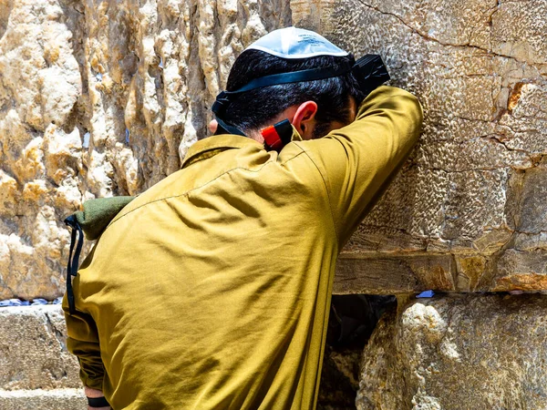 Jerusalem Israel May 2022 Israeli Soldier Prays Western Wall Royalty Free Φωτογραφίες Αρχείου