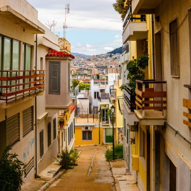 Atina, Yunanistan - 5 Mayıs 2022 - Atina 'nın büyük kentindeki evler arasında görünüm