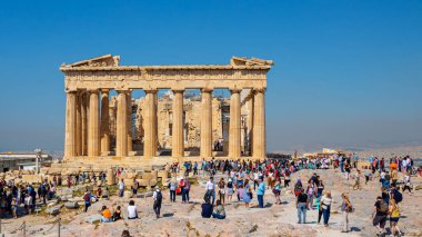 Atina, Yunanistan - 5 Mayıs 2022 - Parthenon, Akropolis harabesi, Atina ve turistler
