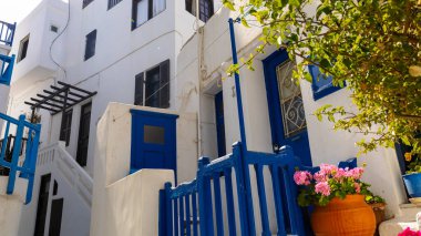 Mykonos, Yunanistan - 3 Mayıs 2022 - Yunanistan 'ın aynı adı taşıyan Mykonos adasındaki eski Mykonos kasabasında