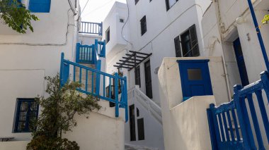 Mykonos, Yunanistan - 3 Mayıs 2022 - Yunanistan 'ın aynı adı taşıyan Mykonos adasındaki eski Mykonos kasabasında