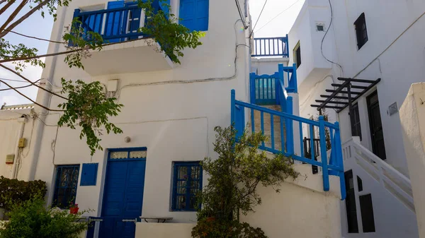 Mykonos, Yunanistan - 3 Mayıs 2022 - Yunanistan 'ın aynı adı taşıyan Mykonos adasındaki eski Mykonos kasabasında