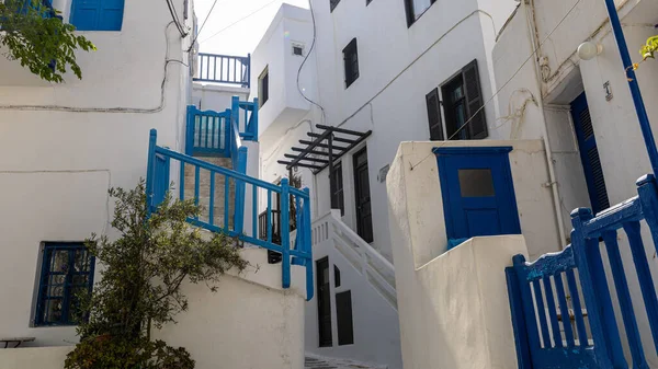 Mykonos, Yunanistan - 3 Mayıs 2022 - Yunanistan 'ın aynı adı taşıyan Mykonos adasındaki eski Mykonos kasabasında