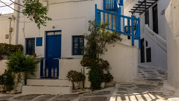 Mykonos, Yunanistan - 3 Mayıs 2022 - Yunanistan 'ın aynı adı taşıyan Mykonos adasındaki eski Mykonos kasabasında