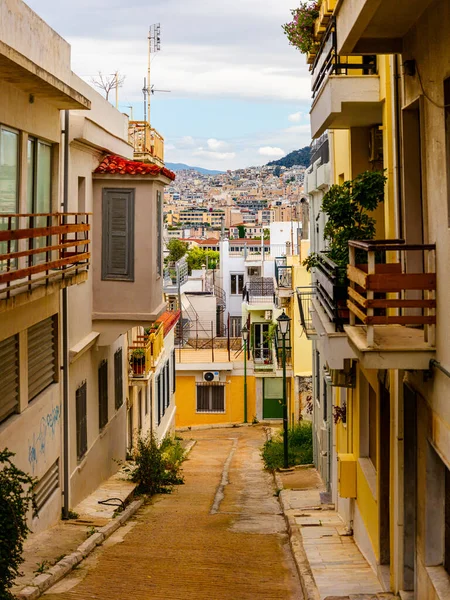 Atina, Yunanistan - 5 Mayıs 2022 - Atina 'nın büyük kentindeki evler arasında görünüm