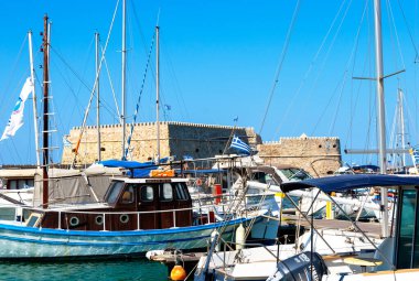 Heraklion, Yunanistan - 16 Ağustos 2020 - Girit adasındaki Heraklion kentinin tarihi limanında (Yunanistan)