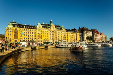 Stockholm, İsveç - 17 Ekim 2021 - Eski Stockholm limanındaki binalar