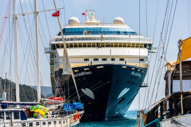 Marmaris, Türkiye - 01 Mayıs 2022 - Türkiye 'nin Marmaris limanındaki yolcu gemisi 
