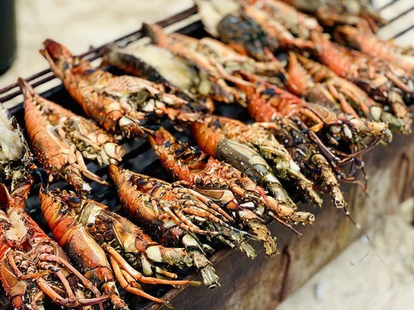 Dev Izgara Istakozlar Nakupenda Adası, Zanzibar, Tanzanya 'da Kömür Ocağı' nda Pişiyor