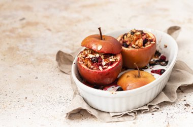 Yulaf ezmeli, cevizli ve ballı kırmızı pişmiş elma. Sonbahar kış tatlısı