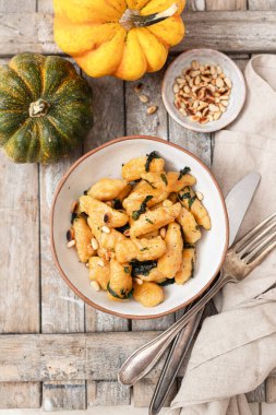 Sonbahar yemeği tereyağı, çam fıstığı ve ıspanaklı balkabağı gnocchi.