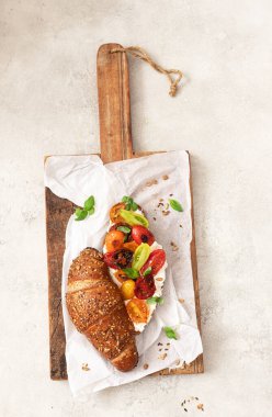 Kızarmış domates ve peynirli sarımsaklı bruschetta. Peynirli ve domatesli taze sandviç.