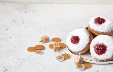 Beyaz arka planda reçelli lezzetli çörekler - Hanuka kutlaması konsepti