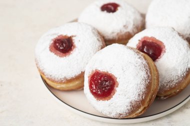 Beyaz arka planda reçelli lezzetli çörekler - Hanuka kutlaması konsepti