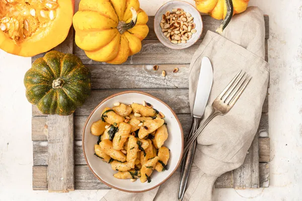 Sonbahar yemeği tereyağı, çam fıstığı ve ıspanaklı balkabağı gnocchi.