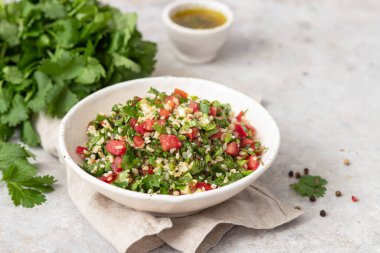 Maydanoz, nane, bulguru ve domatesli taze tabbouleh salatası. Geleneksel Ortadoğu ya da Arap yemeği