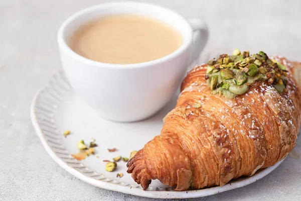 Taza Café Croissant Mesa — Foto de Stock