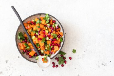 Hurma Salsa 'sı. Persimmon, nar, salatalık, soğan ve kişniş soslu sağlıklı vejetaryen salatası..