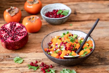 Hurma Salsa 'sı. Persimmon, nar, salatalık, soğan ve kişniş soslu sağlıklı vejetaryen salatası..