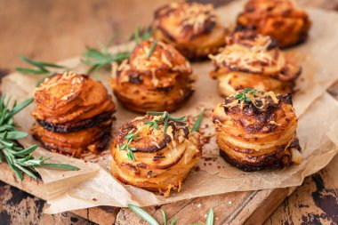 Çıtır parmesanlı kekik Tatlı Patates Yığını.