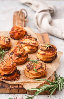 Çıtır parmesanlı kekik Tatlı Patates Yığını.