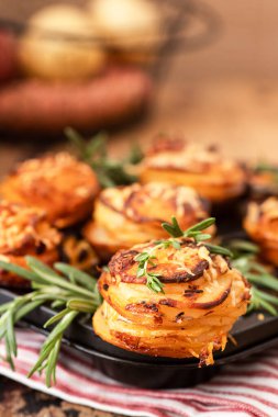 Çıtır parmesanlı kekik Tatlı Patates Yığını.