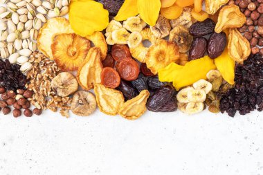 Kurutulmuş meyve ve badem karışımı - Yahudi bayramının sembolleri Tu Bishvat.