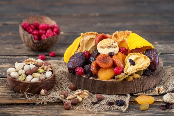 Kurutulmuş meyve ve badem karışımı - Yahudi bayramının sembolleri Tu Bishvat.