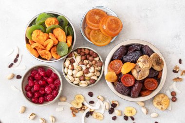 Masada fındık ve kurutulmuş meyve karışımı. Hurma, kayısı, kivi, şeftali, incir, kiraz, muz, fındık, kızılcık, şam fıstığı.