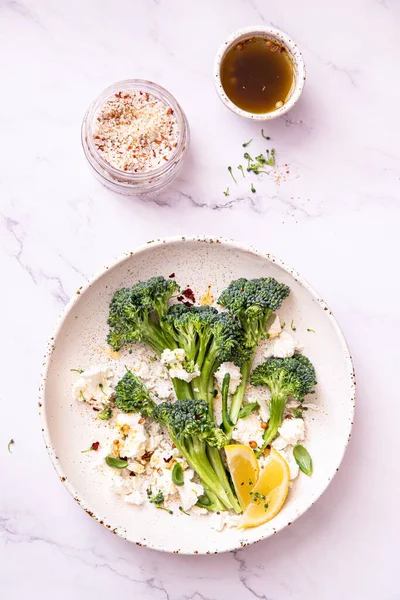 Salad Brokoli Liar Dengan Saus Dan Keju Feta — Stok Foto