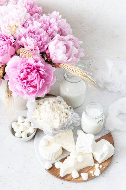 Taze süt ürünleri (süt, kefir, feta, süzme peynir, Mozzarella). Yahudi bayramının sembolleri - Shavuot