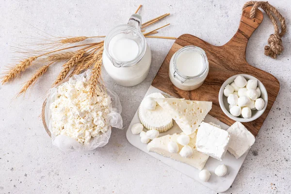 Świeże Produkty Mleczne Mleko Kefir Feta Ser Wiejski Mozzarella Symbole — Zdjęcie stockowe