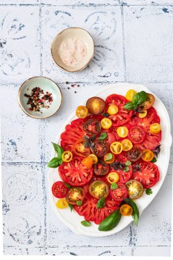 Renkli domatesli taze salata ve fesleğen.