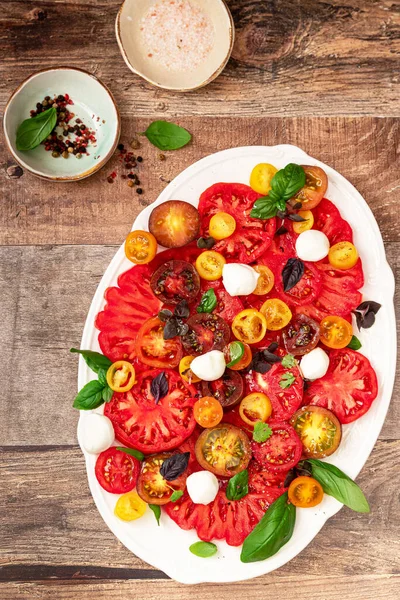 Renkli domatesli salata, fesleğen ve mozzarella.